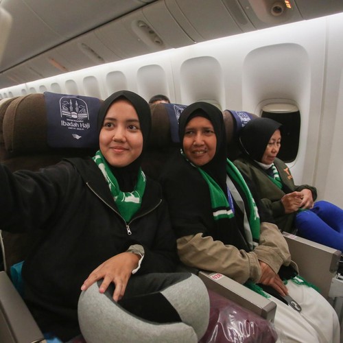 FOTO: Pemberangkatan Jemaah Calon Haji Kloter 1 Embarkasi Jakarta