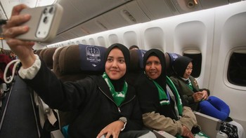 FOTO: Pemberangkatan Jemaah Calon Haji Kloter 1 Embarkasi Jakarta