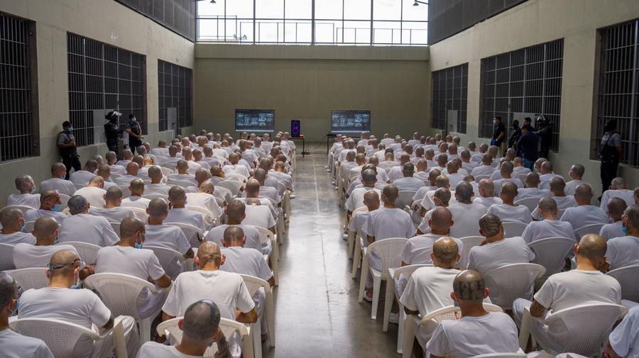 Pengadilan El Salvador mengadili nyaris 500 personil gangster sadis dan sadis Mara Salvatrucha (MS-13) pada Selasa (21/4/2026) atas tuduhan ribuan kasus pembunuhan. (REUTERS/Jose Cabezas)