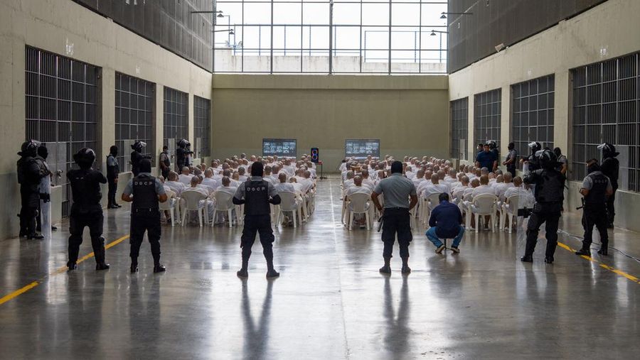 Pengadilan El Salvador mengadili nyaris 500 personil gangster sadis dan sadis Mara Salvatrucha (MS-13) pada Selasa (21/4/2026) atas tuduhan ribuan kasus pembunuhan. (REUTERS/Jose Cabezas)