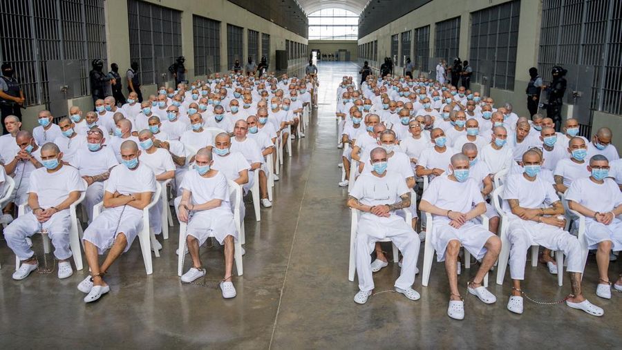 Pengadilan El Salvador mengadili nyaris 500 personil gangster sadis dan sadis Mara Salvatrucha (MS-13) pada Selasa (21/4/2026) atas tuduhan ribuan kasus pembunuhan. (REUTERS/Jose Cabezas)