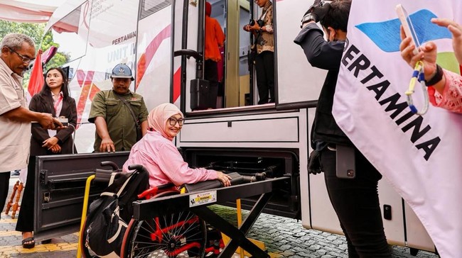 PT Pertamina menyerahkan mobil mamografi kepada YKPI untuk deteksi dini kanker payudara, Inisiatif ini mendukung kesehatan perempuan dan akses layanan inklusif.