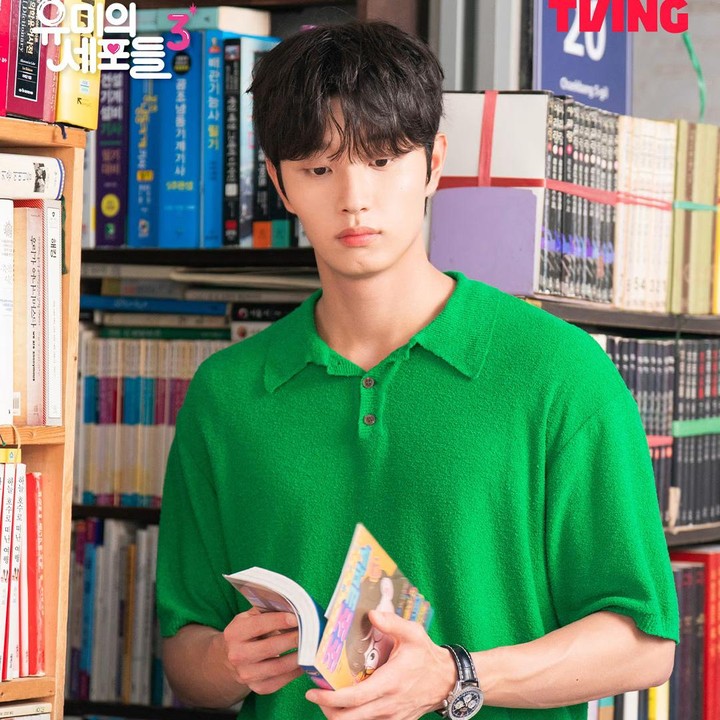 <p>Pesona lain dari Kim Jae Won yang memerankan Sun Rook dalam&nbsp;drama <em>Korea Yumi's Cells 3</em>&nbsp;juga tidak kalah <em>fresh</em>, lho. Meskipun terlihat dewasa, ia juga bisa menampilkan sisinya yang manis, seperti pada potret ini, saat dirinya sedang berada di toko buku. (Foto: Instagram @tving.official)</p>