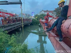 2 Pria Ini Gagal Jambret HP di Surabaya: Dimassa-Motor Nyemplung Kali