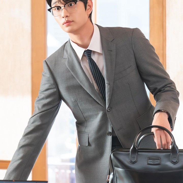 <p>Potret lain menampilkan bagaimana Kim Jae Won tampak berkarisma dengan setelan jas dan kemeja abu-abu ini. Visualnya yang tampan melengkapi bagaimana kerennya outfit kantor yang dikenakan&nbsp; karakter Shin Sun Rook, Bunda. (Foto: Instagram @tving.official)</p>
