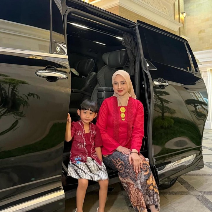 <p>Ria Ricis pun kerap membagikan kegiatannya bersama sang putri di media sosial. Seperti baru-baru ini, keduanya tampil manis dalam balutan kebaya dalam rangka merayakan Hari Kartini. Alih-alih fokus pada momen tersebut, banyak netizen yang justru menyoroti penampilan Ria Ricis dan meninggalkan berbagai komentar. (Foto: Instagram @riaricis1795)</p>