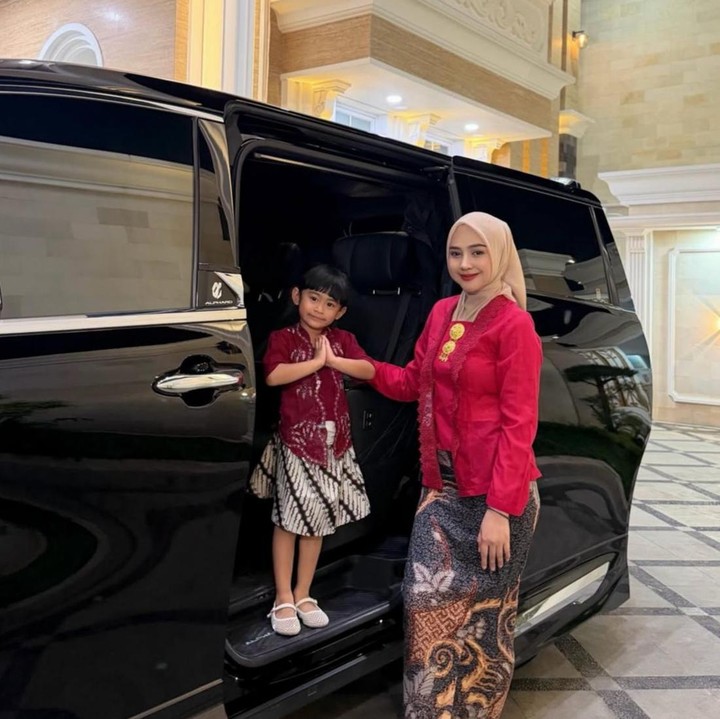 <p>Ria Ricis kini tengah disibukkan dengan perannya sebagai Bunda satu anak. Meski sekarang berstatus sebagai <em>single parent</em>, kebahagiaannya pun tak memudar berkat kehadiran putri semata wayangnya, Cut Raifa Aramoana atau yang akrab disapa Moana yang selalu menemani hari-harinya. (Foto: Instagram @riaricis1795)</p>
