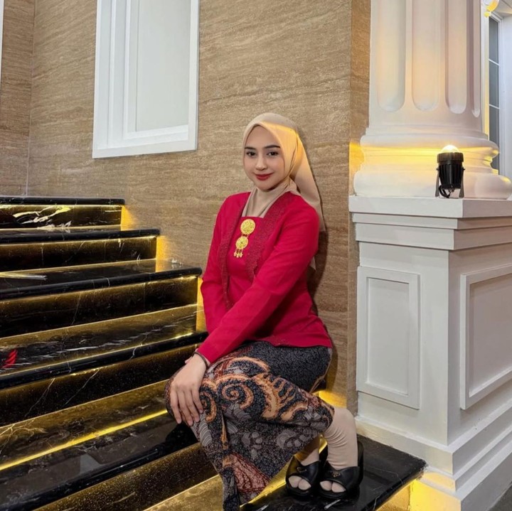 <p>Dalam salah satu foto yang dibagikan, YouTuber ini&nbsp;tampil cantik mengenakan kebaya adat Jawa berwarna merah yang dipadukan dengan rok batik. Selain bentuk tubuhnya yang kini terlihat semakin ramping, Ria Ricis juga disebut netizen memiliki perubahan pada wajahnya. (Foto: Instagram @riaricis1795)</p>