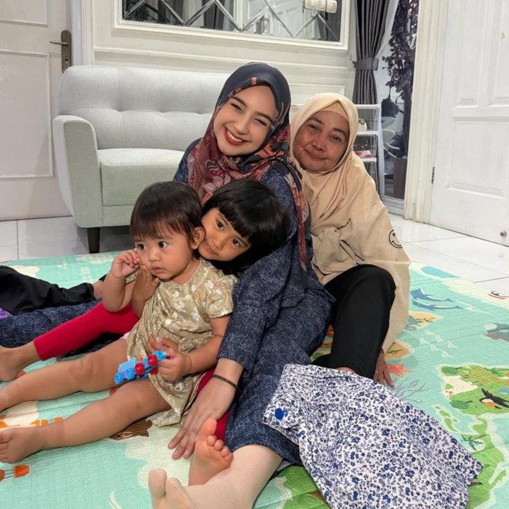 <p>Pada kesempatan lainnya, Ria Ricis juga sempat membagikan momen kebersamaannya dengan sang ibunda. Dalam potret tersebut, penampilannya memang tampak berbeda dari sebelumnya, Bunda. (Foto: Instagram @riaricis1795)</p>