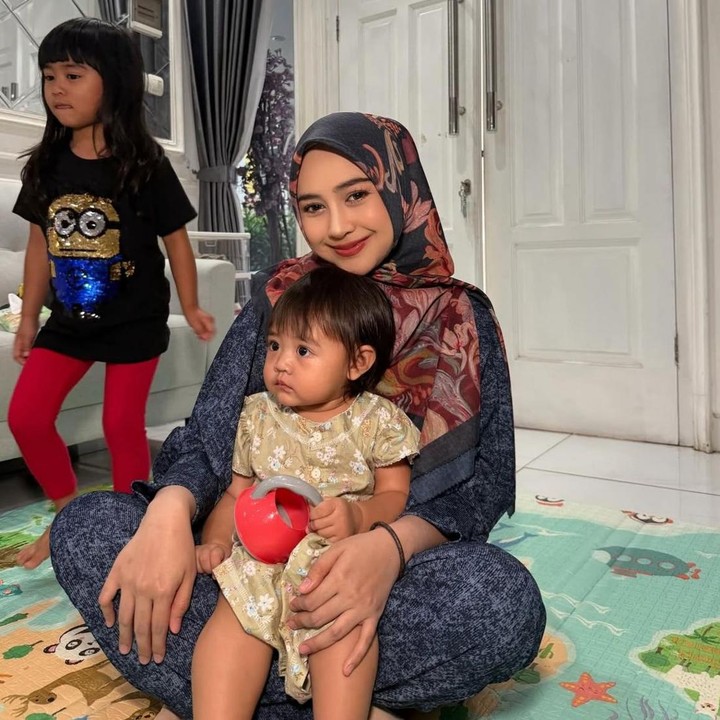 <p>Melihat penampilan&nbsp;terbaru Ria Ricis, banyak netizen yang memberikan komentar terkait perubahan pada bentuk wajahnya. "Aku kira bukan Ria Ricis, kok tampak beda ya, sampai aku buka akunnya buat ngeyakinin, kayak beda orang jadi pangling," kata akun Instagram <em>@far****</em>. "Mukanya Ria Ricis ada yang beda," ungkap <em>@met****. "</em>Seperti ada yang beda, tapi semakin cantik," tambah <em>@kik****</em>. (Foto: Instagram @riaricis1795)</p>