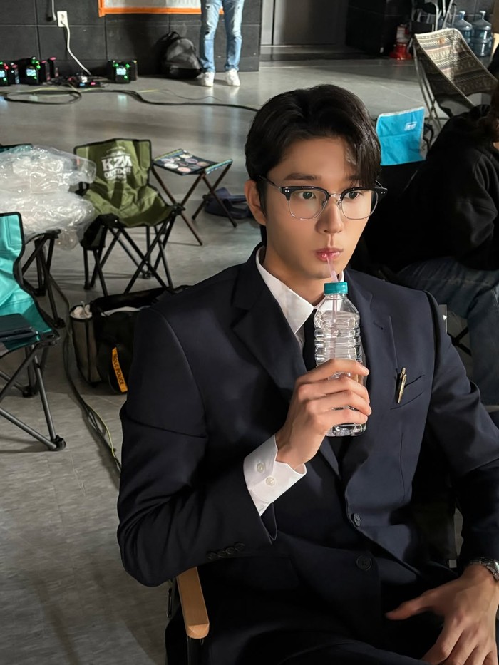 Sang protagonis utama termasuk tipe introvert yang lebih nyaman menghabiskan waktu di rumah. Ketika menjalani kegiatan di luar, Shin Soon Rok secara otomatis akan memasang mode daya rendah untuk menghemat energi./ Foto: instagram.com/official_kimjaewon