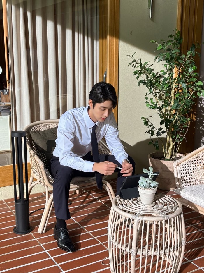 Sejak awal pertemuan, Shin Soon Rok telah memancarkan aura dingin dan irit berbicara sehingga membuat Kim Yu Mi merasa canggung saat ingin berinteraksi di dekatnya, bahkan keduanya kerap dilanda salah paham./ Foto: instagram.com/official_kimjaewon