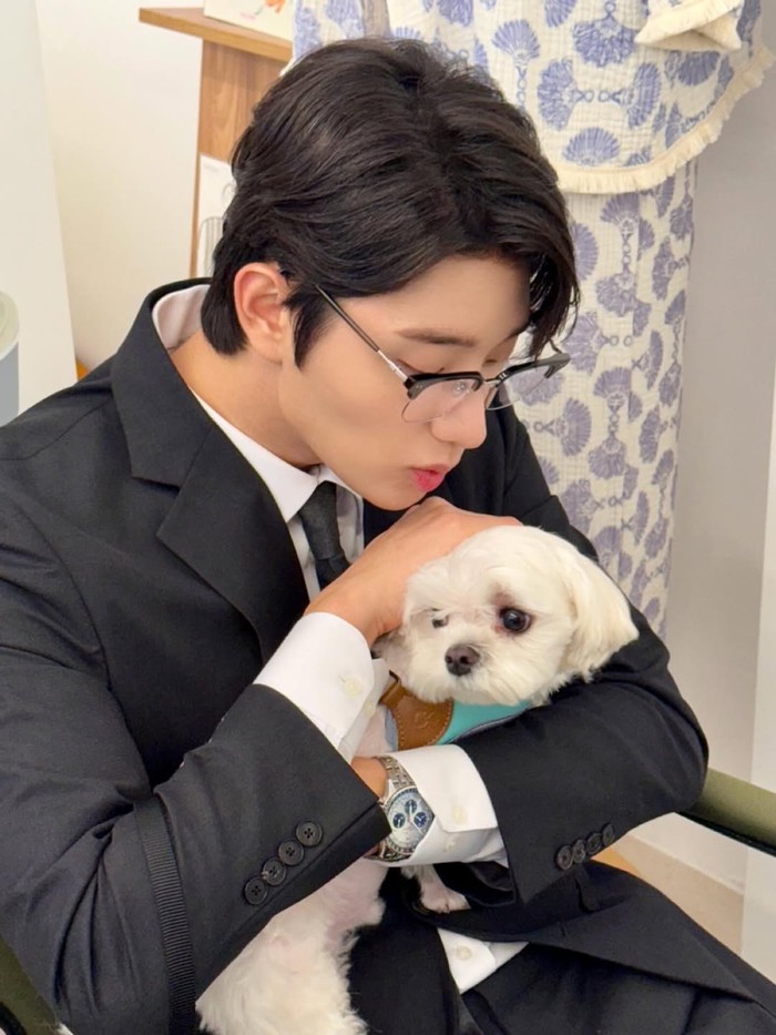 Selain itu, Shin Soon Rok adalah orang yang mengedepankan rasionalitas sehingga ia selalu memastikan rasa penasarannya terjawab tuntas, bahkan untuk pembicaraan mengenai kecedasan maltese yang sukses diperdebatkan dengan Kim Yu Mi,/ Foto: soompi.com