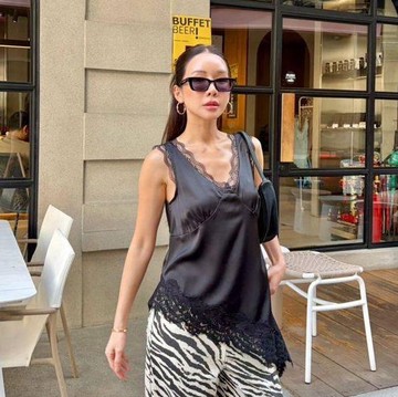Kembali Jadi Tren, Kenalan dengan Silky Camisole Top yang Populer di Kalangan 'It Girl'