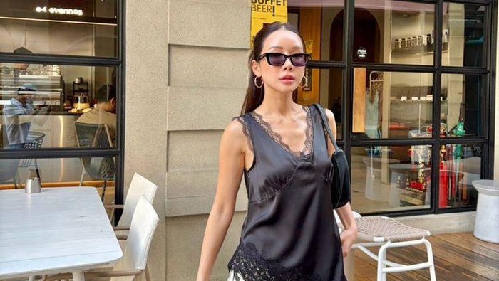 Kembali Jadi Tren, Kenalan dengan Silky Camisole Top yang Populer di Kalangan 'It Girl'
