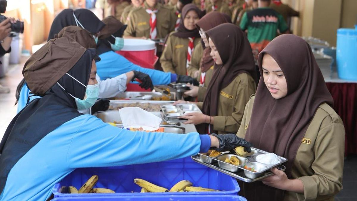 SPPG Pejaten Perdana Sajikan MBG Prasmanan, Siswa Antusias
