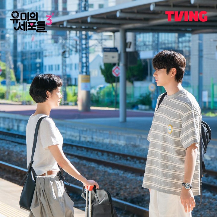 <p>Suasana hangat juga terlihat dalam potret ini, Bunda. Salah satu adegan drama Korea <em>Yumi&rsquo;s Cells 3</em> menampilkan pertemuan Kim Go Eun dan Kim Jae Won di stasiun kereta, yang dibalut dengan tatapan intens dari keduanya. (Foto: Instagram @tving.official)</p>