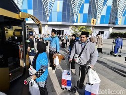Video Petugas Pastikan Jemaah Lansia Nyaman Tiba di Tanah Suci