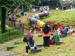 Taman Kampung Kandang 04 di Jaksel Punya Perosotan Pasir Putih Ramah Disabilitas
