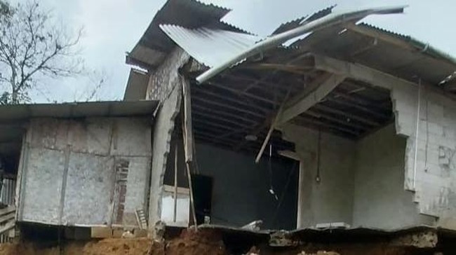 Berdasarkan asesmen BPBD, pergerakan tanah tercatat mencapai panjang sekitar 100 meter, dan pergerakan hingga bawah lereng sekitar 50 meter.