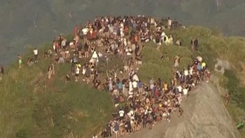 Momen Ratusan Turis Terjebak Operasi Gengster di Bukit Rio de Janiero