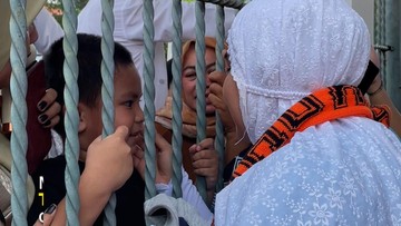 Suasana Haru Calon Jemaah Haji Berpisah dengan Anak