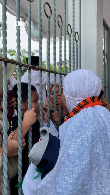 Suasana Haru Calon Jemaah Haji Berpisah dengan Anak