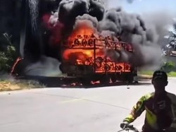 Truk Ekspedisi Pengangkut Sepeda Motor Hangus Terbakar di Langkat