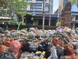 Tumpukan Sampah di Pantai Kuta Picu Lalat, Ganggu Kenyamanan Wisatawan