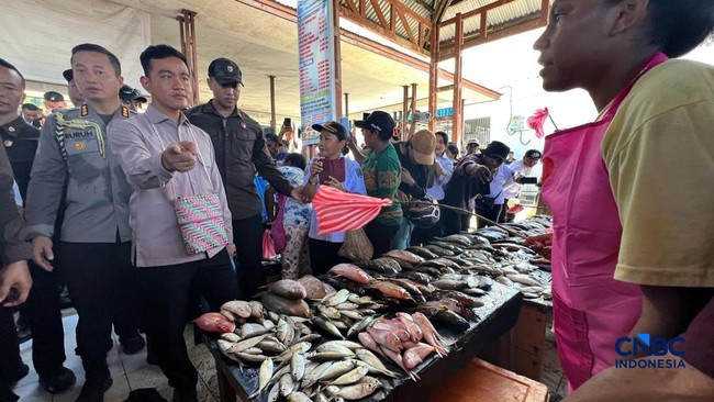 Blusukan di Pasar Ikan, Gibran Mau Kampung Nelayan Lebih Produktif