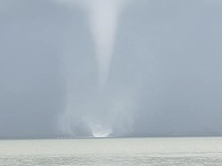 Penjelasan BMKG soal Waterspout di Dekat Jembatan Suramadu