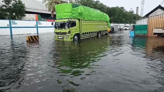 Banjir rob merendam pesisir Surabaya, menggenangi jalan dan permukiman hinggga mengganggu mobilitas dan aktivitas ekonomi.