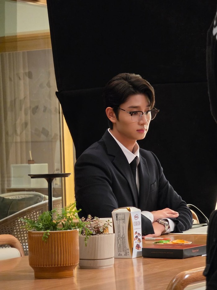 Yumi's Cells 3 hadir dengan membawa kisah cinta baru Kim Yu Mi yang mengenal Shin Soon Rok, seorang produser yang mengisi posisi kosong dalam timnya untuk mempersiapkan rilisan terbaru novel romansa./ Foto: instagram.com/official_kimjaewon