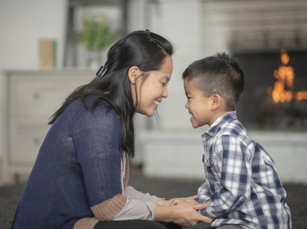 12 Kalimat Sederhana yang Bikin Anak Lebih Mudah Diajak Bicara & Mau Mendengarkan