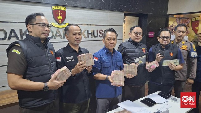 Dugaan korupsi izin tambang dan air tanah di Jawa Timur menyeret 19 orang, dari ASN hingga honorer. Mereka mengembalikan uang Rp707 juta, diduga hasil pungli.