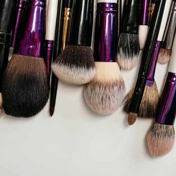 5 Tips Membersihkan Brush Makeup agar Kulit Tetap Sehat
