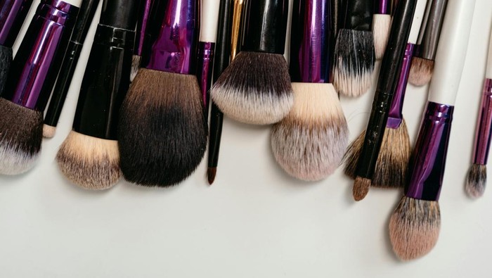 5 Tips Membersihkan Brush Makeup agar Kulit Tetap Sehat