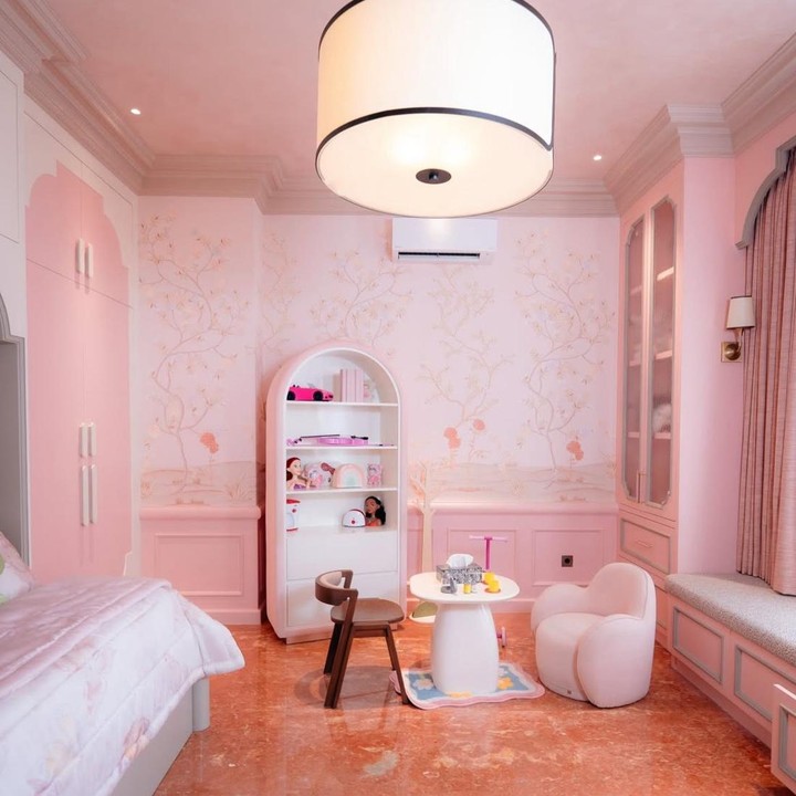 <p>Putri sulung Tasya Farasya, Maryam Eliza Khair atau yang akrab disapa Ayang, memiliki kamar yang bisa jadi idaman banyak anak, Bunda. Kamar ini didesain minimalis dengan dominasi warna <em>pink</em> yang manis. Di sisi ruangan terdapat kasur yang menghadap ke jendela. Selain itu, kamar ini juga dilengkapi <em>wallpaper</em> cantik dan rak khusus untuk menyimpan koleksi boneka. (Foto: Instagram @tasyafarasya)</p>