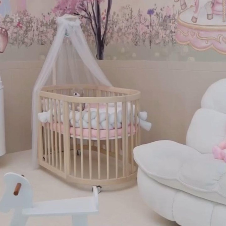 <p>Kamar anak Jessica Mila, Kyarra Arunika Hasibuan, didekorasi dengan nuansa pastel, Bunda. Dindingnya dihiasi <em>wallpaper</em> bergambar tanaman, rusa kartun, serta <em>carousel</em> dan pohon bunga berwarna merah muda. Di salah satu sudut, terdapat boks bayi berbahan kayu yang terlihat klasik. Kamar ini pun terasa nyaman dan cocok untuk Si Kecil. (Foto: Instagram @jscmila)</p>
