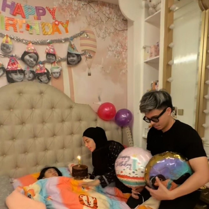 <p>Ameena Hanna Nur Atta, putri sulung Aurel Hermansyah dan Atta Halilintar, memiliki kamar bergaya <em>princess</em>, Bunda. Tempat tidurnya menjadi perhatian dengan <em>headboard</em> empuk berwarna <em>beige</em>. Dominasi warna pastel seperti krem, putih, dan <em>soft pink</em> membuat suasana kamarnya terasa menenangkan, cocok untuk kamar anak perempuan. (Foto: Instagram @attahalilintar)</p>