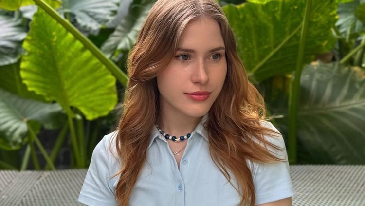 8 Tahun Tinggal di RI&comma; Bule Cantik Ini Nangis Terharu saat Resmi Jadi WNI