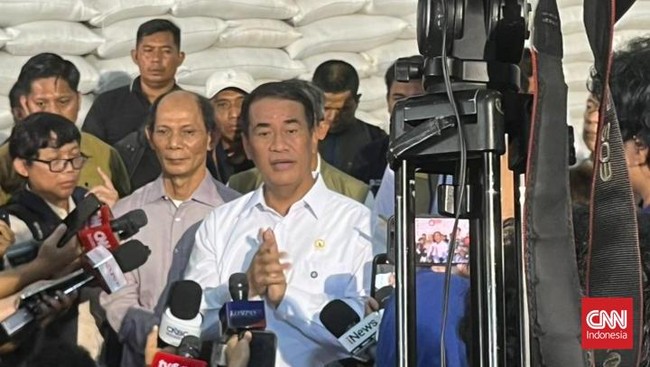 Menteri Pertanian (Amran) Amran Sulaiman mengungkapkan stok beras pemerintah di Gudang Bulog untuk pertama kalinya menembus 5 juta ton.