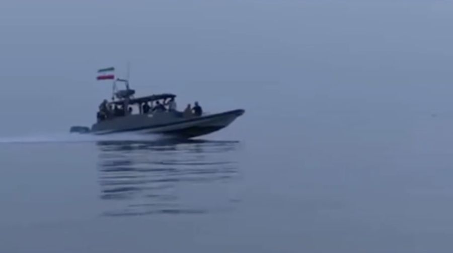 Angkatan Laut IRGC beraksi di Selat Hormuz, Rabu (22/4/2026). IRGC telah menyita dua kapal dan memindahkannya ke pantai Iran, Mereka menyatakan mengganggu ketertiban dan keamanan di Selat Hormuz dianggap sebagai garis merah bagi Iran. (via REUTERS