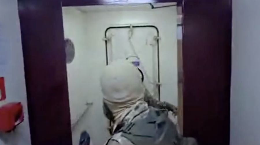 Angkatan Laut IRGC beraksi di Selat Hormuz, Rabu (22/4/2026). IRGC telah menyita dua kapal dan memindahkannya ke pantai Iran, Mereka menyatakan mengganggu ketertiban dan keamanan di Selat Hormuz dianggap sebagai garis merah bagi Iran. (via REUTERS