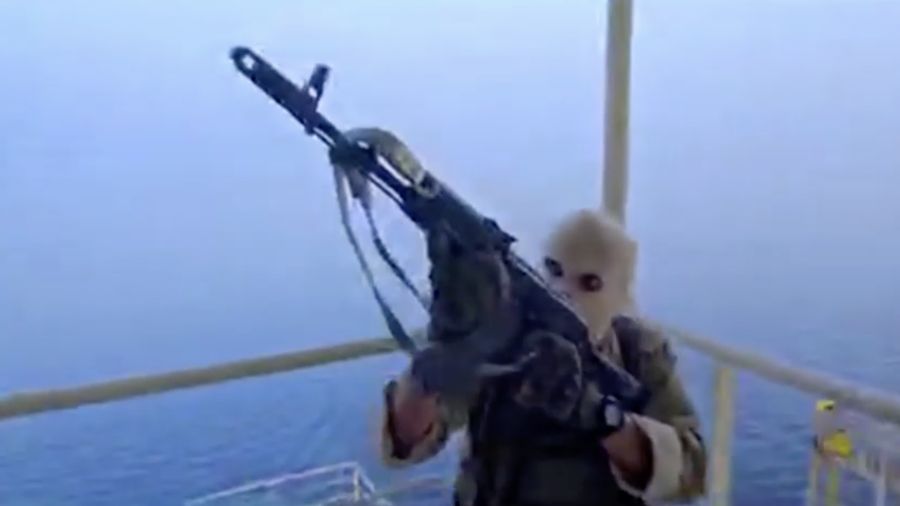 Angkatan Laut IRGC beraksi di Selat Hormuz, Rabu (22/4/2026). IRGC telah menyita dua kapal dan memindahkannya ke pantai Iran, Mereka menyatakan mengganggu ketertiban dan keamanan di Selat Hormuz dianggap sebagai garis merah bagi Iran. (via REUTERS