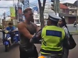 Tak Pakai Helm, Bule Italia Ngamuk Ditilang Polisi di Jalan Raya Denpasar