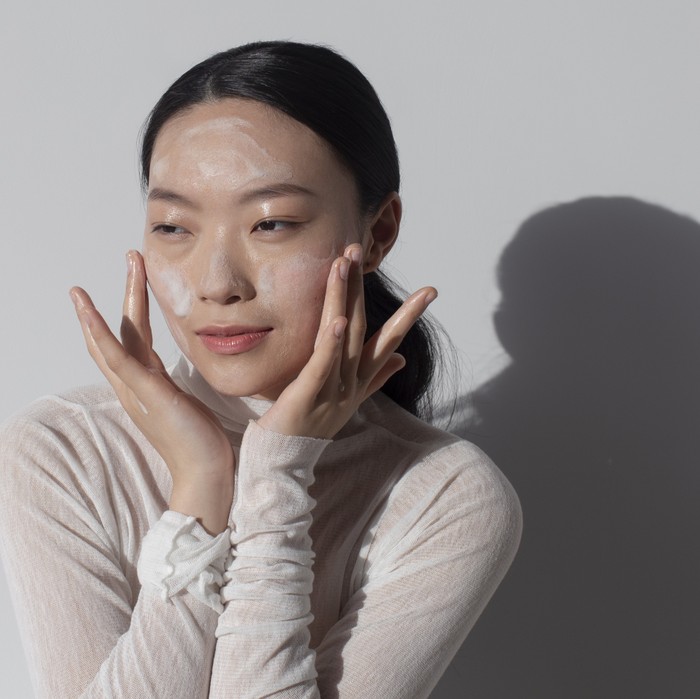 Paparan sinar matahari yang menyengat bisa menjadi tantangan jika berlangsung terus-menerus. Beberapa cara menjaga kulit  saat cuaca panas esktrem, seperti memakai skincare, eksfoliasi, hingga menggunakan pakaian dengan teknologi Ultraviolet Protection Factor (UPF).