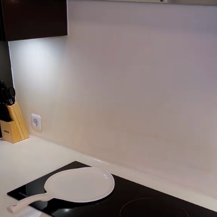 <p>Dewi Perssik memiliki dua dapur di rumahnya. Dapur yang ditunjukkan ke publik kali ini adalah dapur bersih yang berisi peralatan masak modern, dan banyak didominasi warna cokelat tua serta putih. Di kebinet lemari utama dapur terdapat dua kompor canggih untuk memasak. "Ini kompor ya guys, ini bukan meja," katanya. (Foto: TikTok @dewiperssik_real)</p>