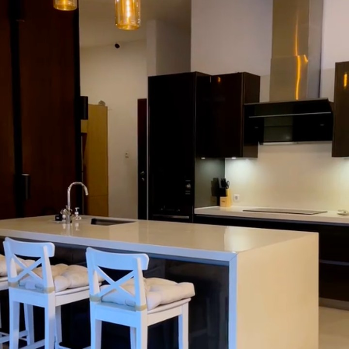 <p>Penyanyi dangdut Dewi Perssik baru-baru ini menunjukkan sisi mewah dari dapur rumahnya. Dapur ini biasanya digunakan Dewi untuk membuat sajian makanan dan camilan untuk keluarga. Melalui unggahan di TokTik, Dewi membuat konten memasak untuk menunjukkan dapurnya yang sempat kena nyinir netizen. "Bikin cemilan sehat untuk anakku. Kemarin pas dtg sambil bahas dapur yang <em>dibully</em> neti karena kabel," tulisnya dalam unggahan di TikTok. (Foto: TikTok @dewiperssik_real)</p>