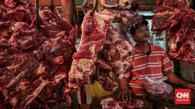 Seorang penjual daging sapi melayani pembeli di Pasar Cijantung, Jakarta Timur, Kamis (23/4/2026). (CNN Indonesia/Febria Adha L)